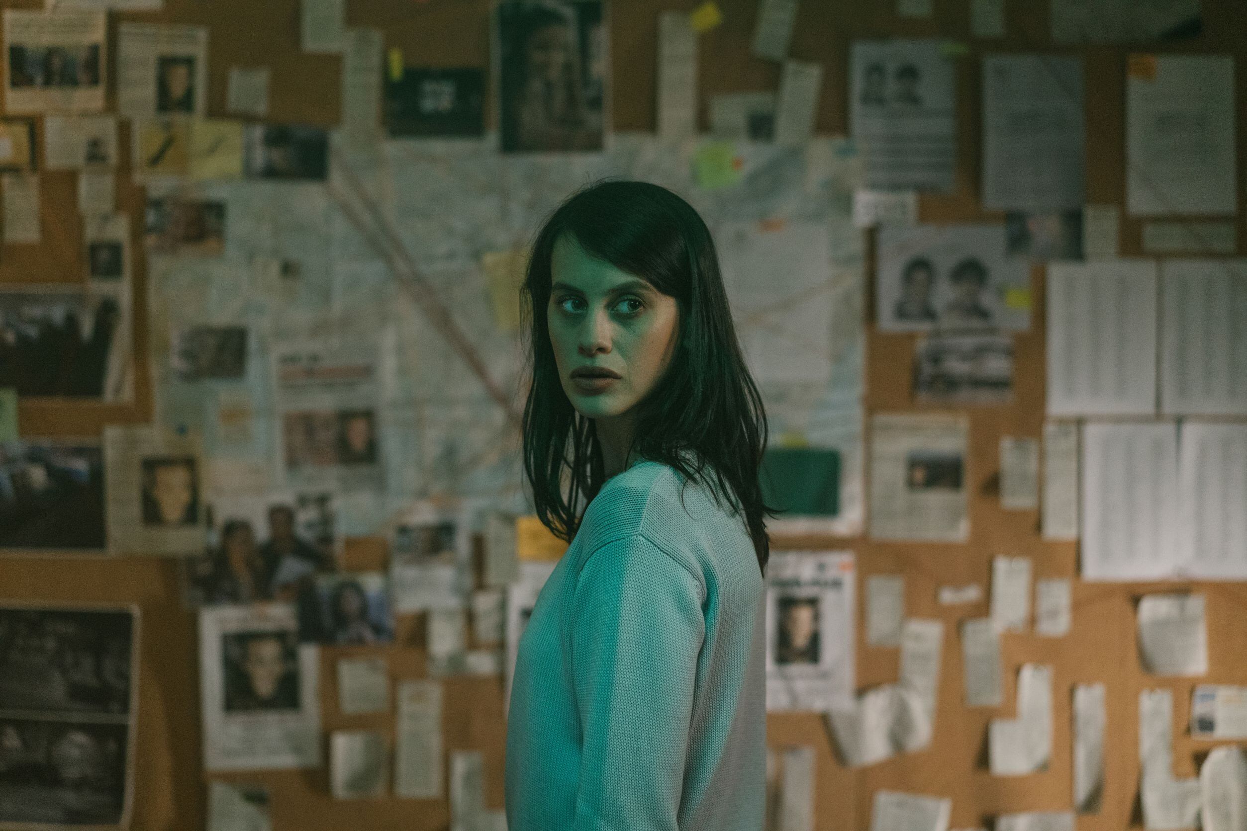 La actriz española Milena Smit interpreta a Miren en "La chica de nieve", la nueva  miniserie de Netflix.