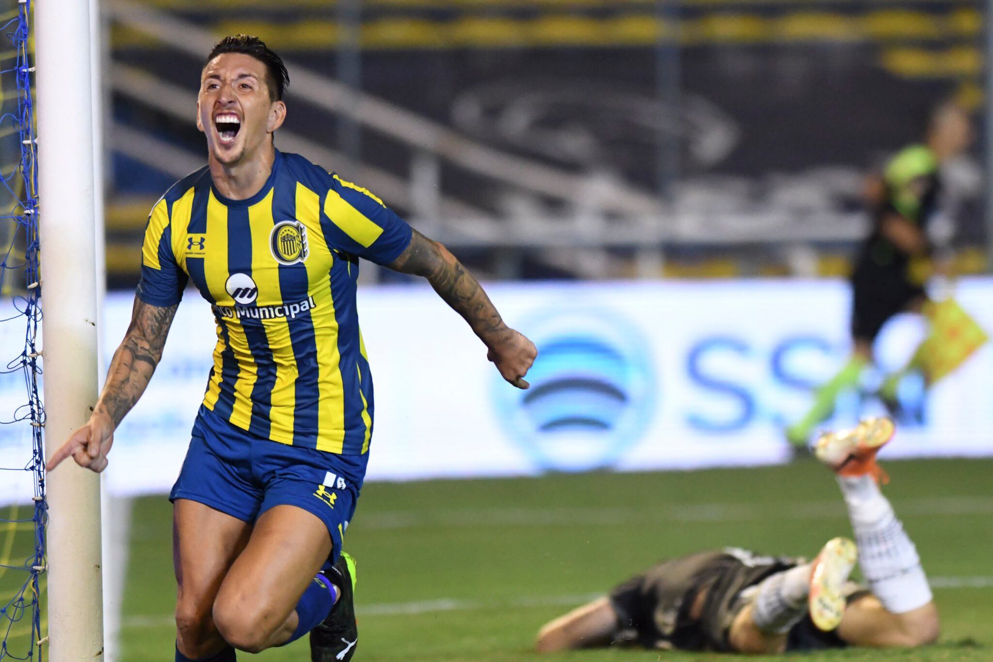 Rabuñal festeja el segunda tanto de Rosario Central.