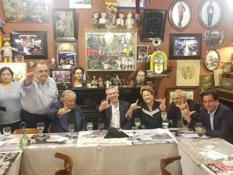 Fernández, junto a Mujica, Roussef y Samper, con el gesto por la libertad de Lula.