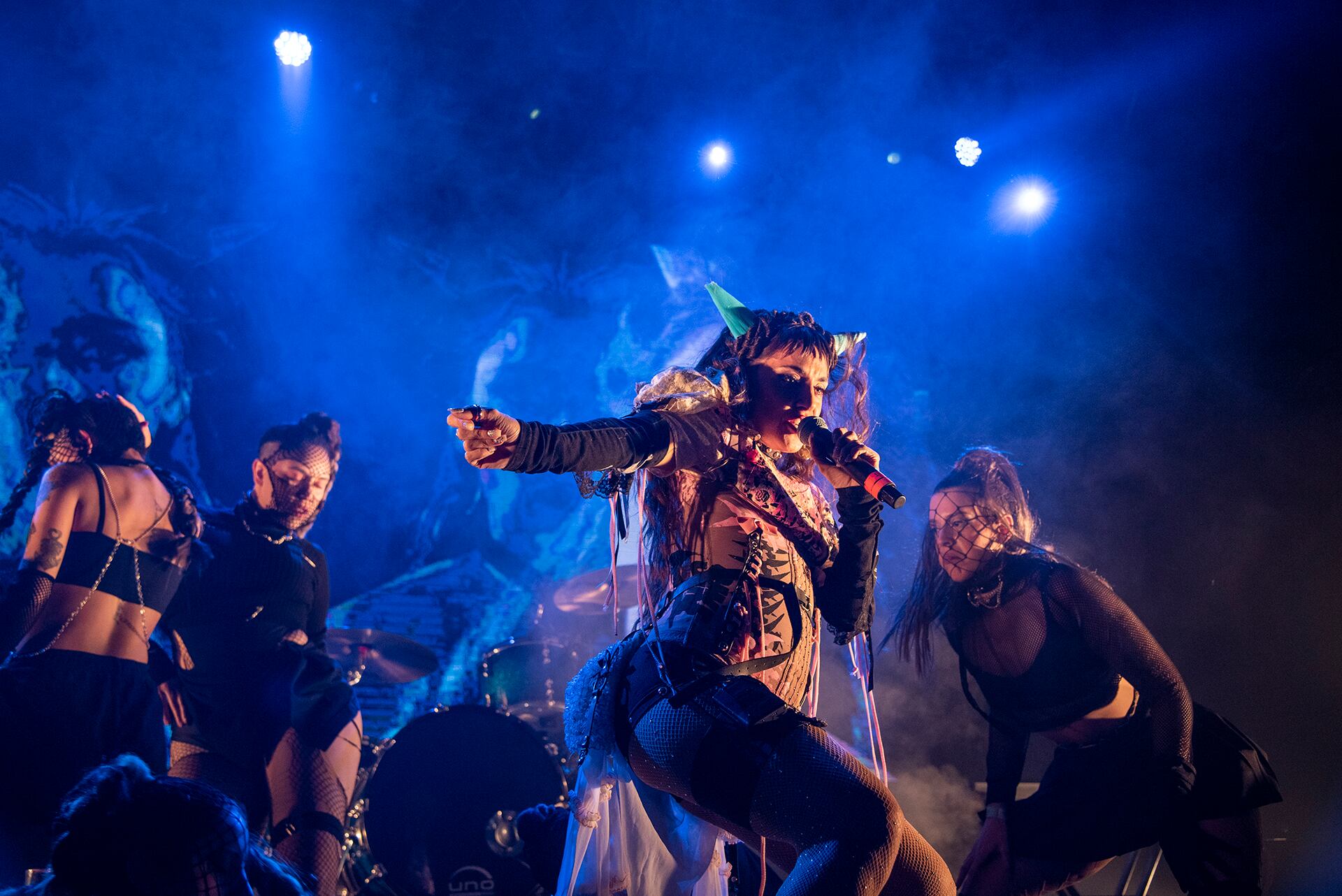 Perreando o gritando verdades, la rapera patagónica hace crecer una mística sobre shows incontrolables pero amigables y puros