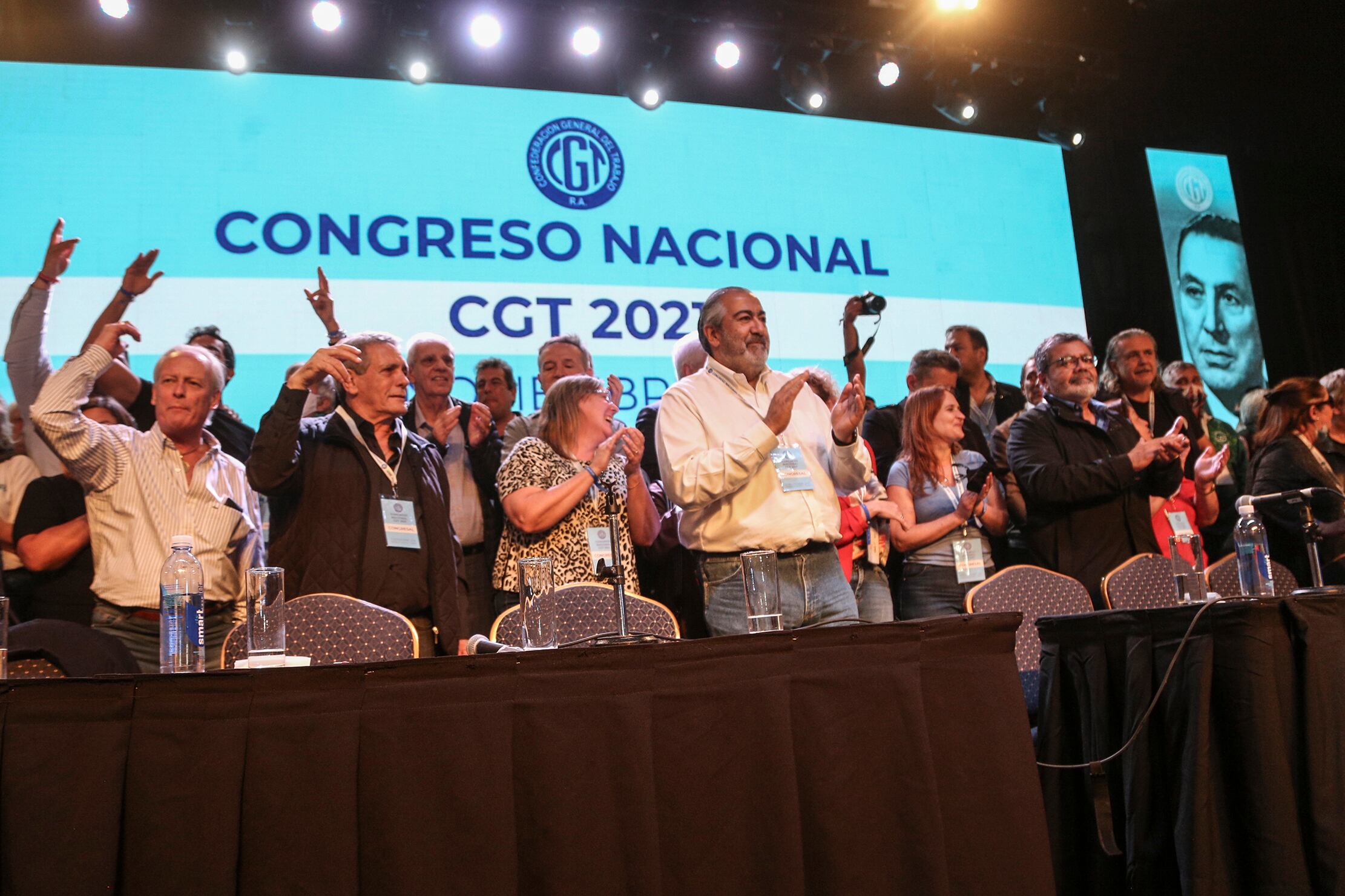 Carlos Acuña y Héctor Daer, en el congreso que los designó cosecretarios generales de la CGT.