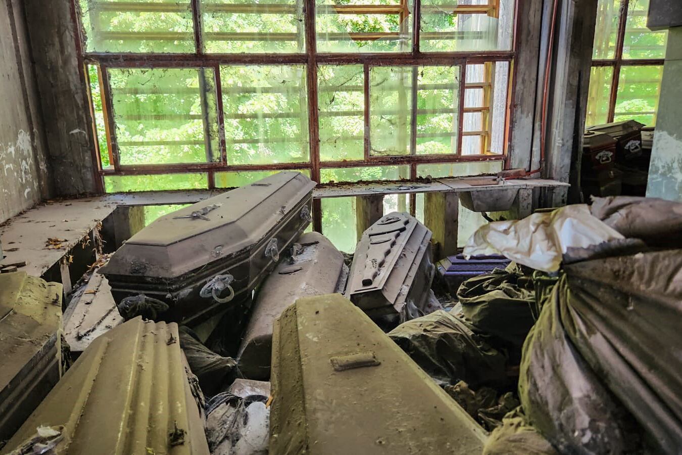 Los féretros y restos humanos fueron hallados en total abandono