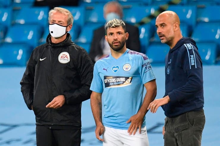 Guardiola, junto al Kun Agüero, durante el partido del miércoles ante el Arsenal.