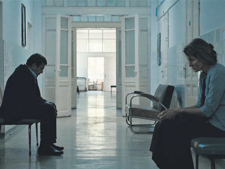 La película avanza lenta pero inexorablemente hacia una trama de corruptelas que sobrevive en la sociedad rumana post Ceausescu.