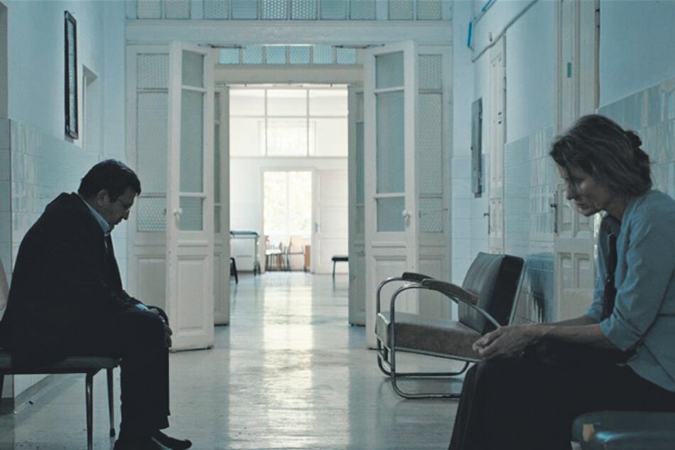 La película avanza lenta pero inexorablemente hacia una trama de corruptelas que sobrevive en la sociedad rumana post Ceausescu.