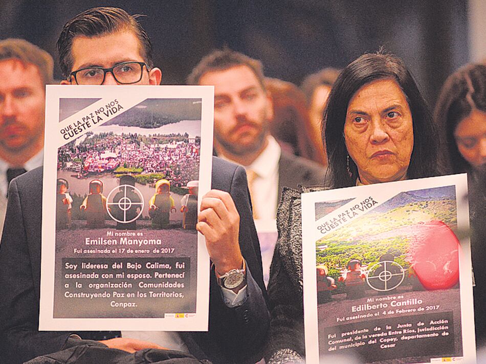 Fotos con las víctimas de promotores de la paz.