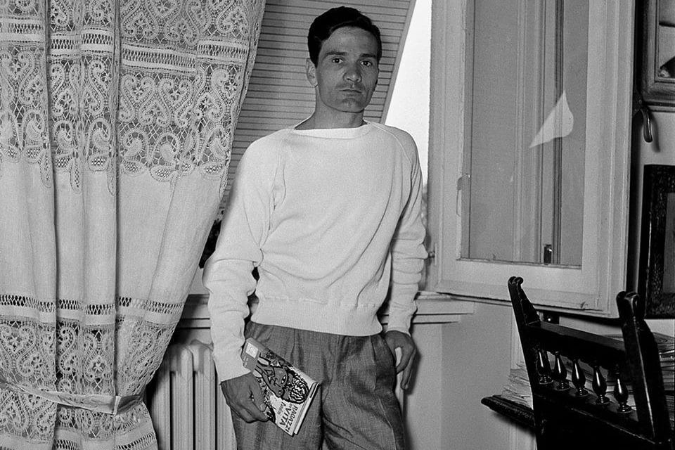 Pasolini en 1955, con un ejemplar de "Ragazzi di vita".