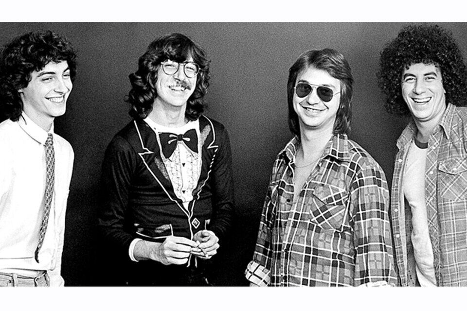 Salieron a la luz nuevas imágenes inéditas de los últimos shows de Serú Girán en el estadio de Obras Sanitarias.