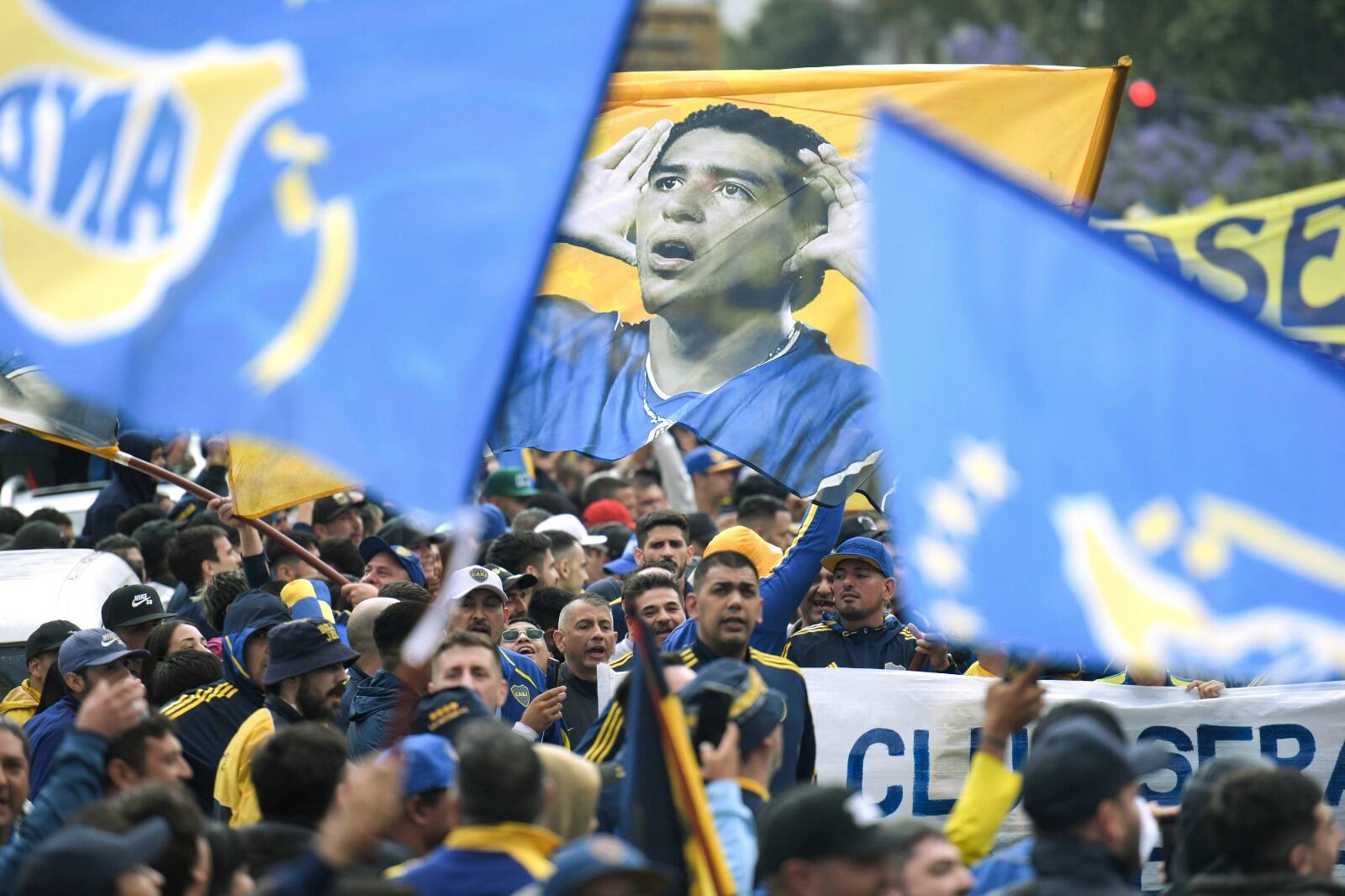 La imagen del Topo Gigio en pleno banderazo.