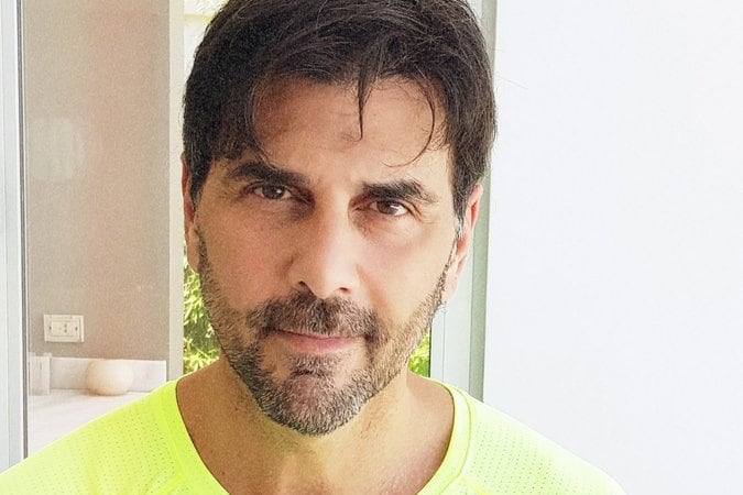 El actor dio la entrevista en televisiva en su casa.