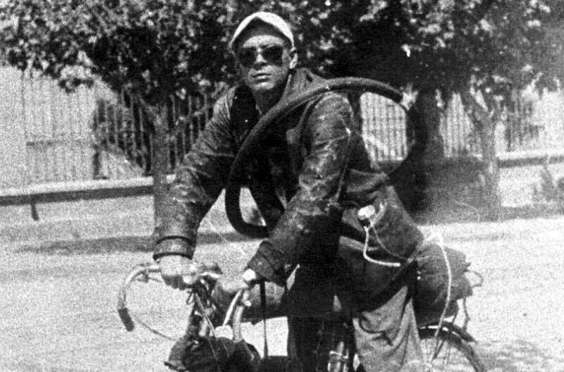Ernesto Guevara con su bicimoto 