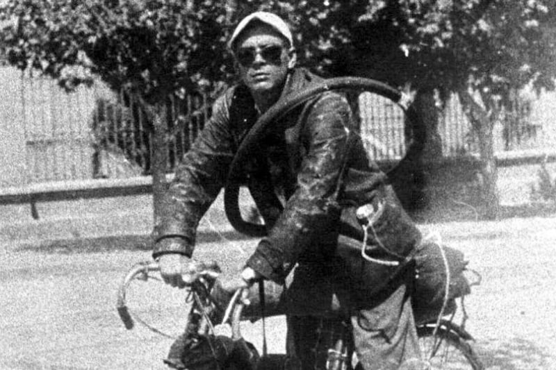 Ernesto Guevara con su bicimoto