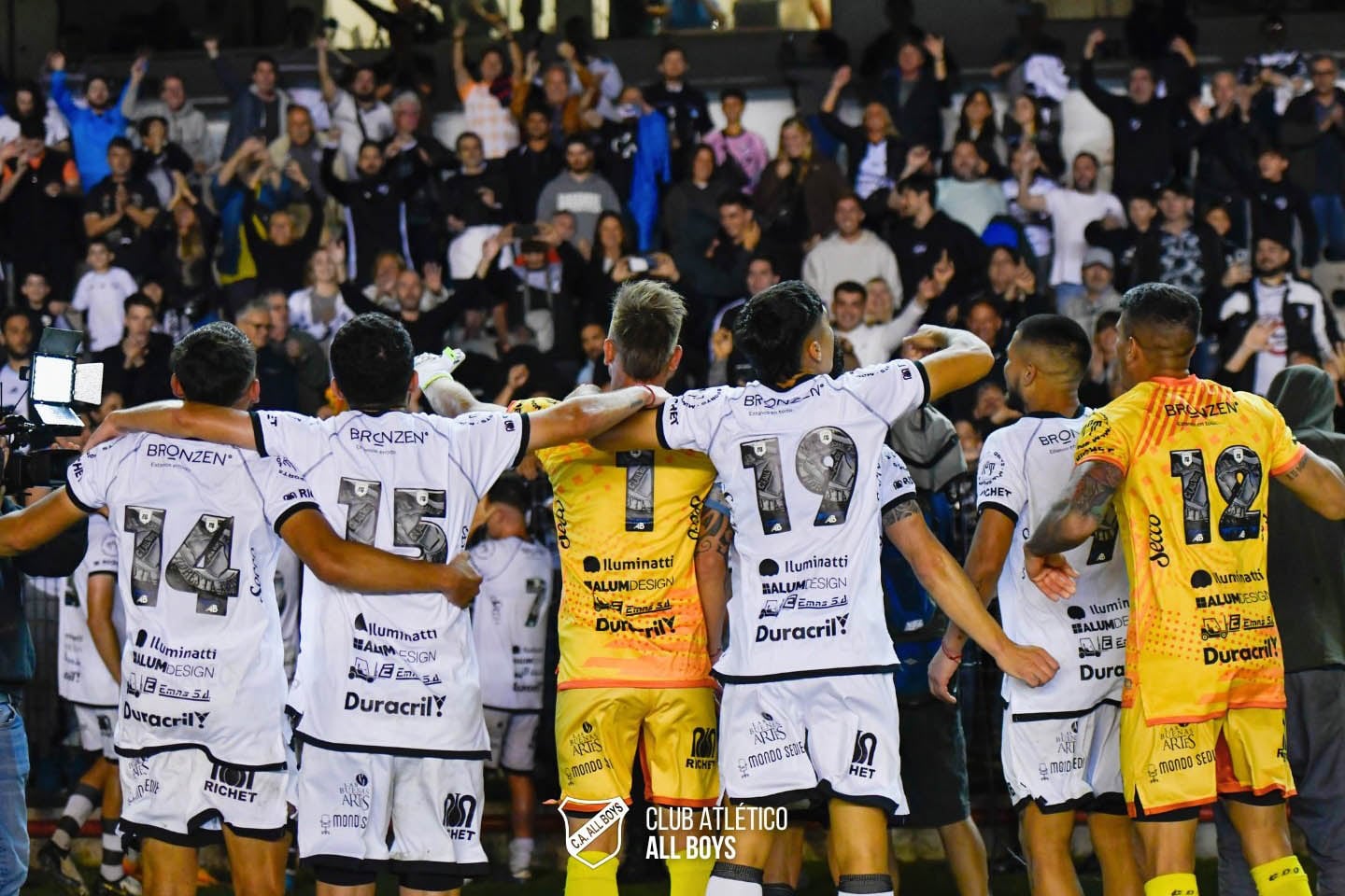 Los jugadores albos festejan con su gente tras el empate con Colón.