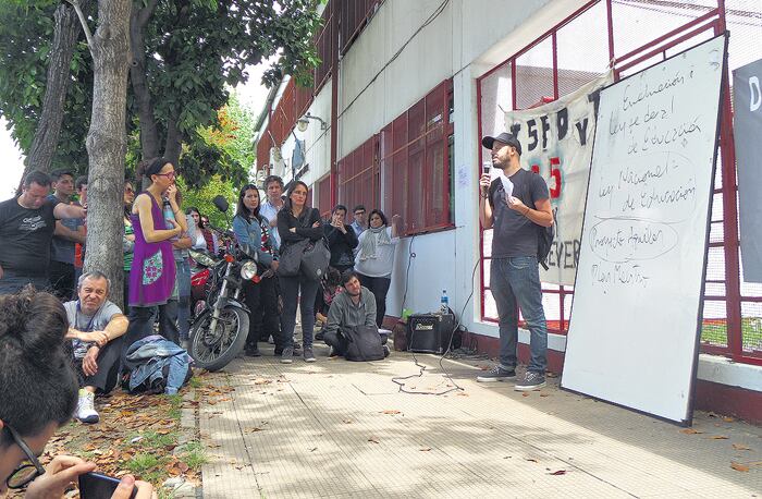La asamblea en el Instituto 35 Vicente D’Ambrano, de Monte Grande.