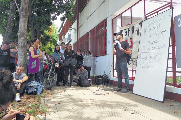 La asamblea en el Instituto 35 Vicente D’Ambrano, de Monte Grande.
