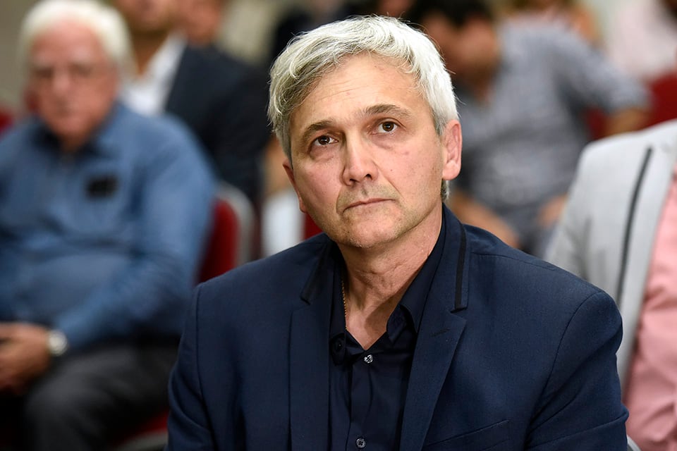 Carloni toma decisiones por encima de Di Pollina.