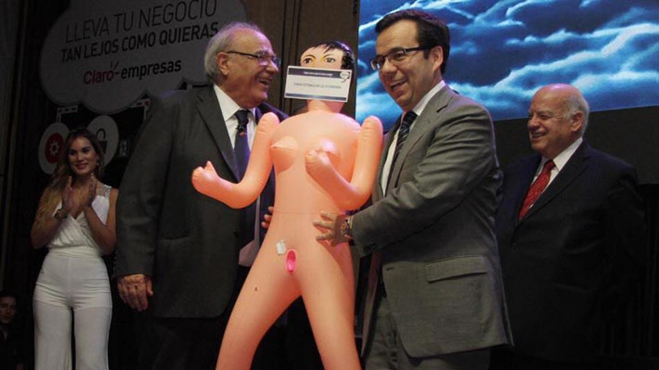 El ministro Céspedes y el empresario Fantuzzi con el polémico regalo.