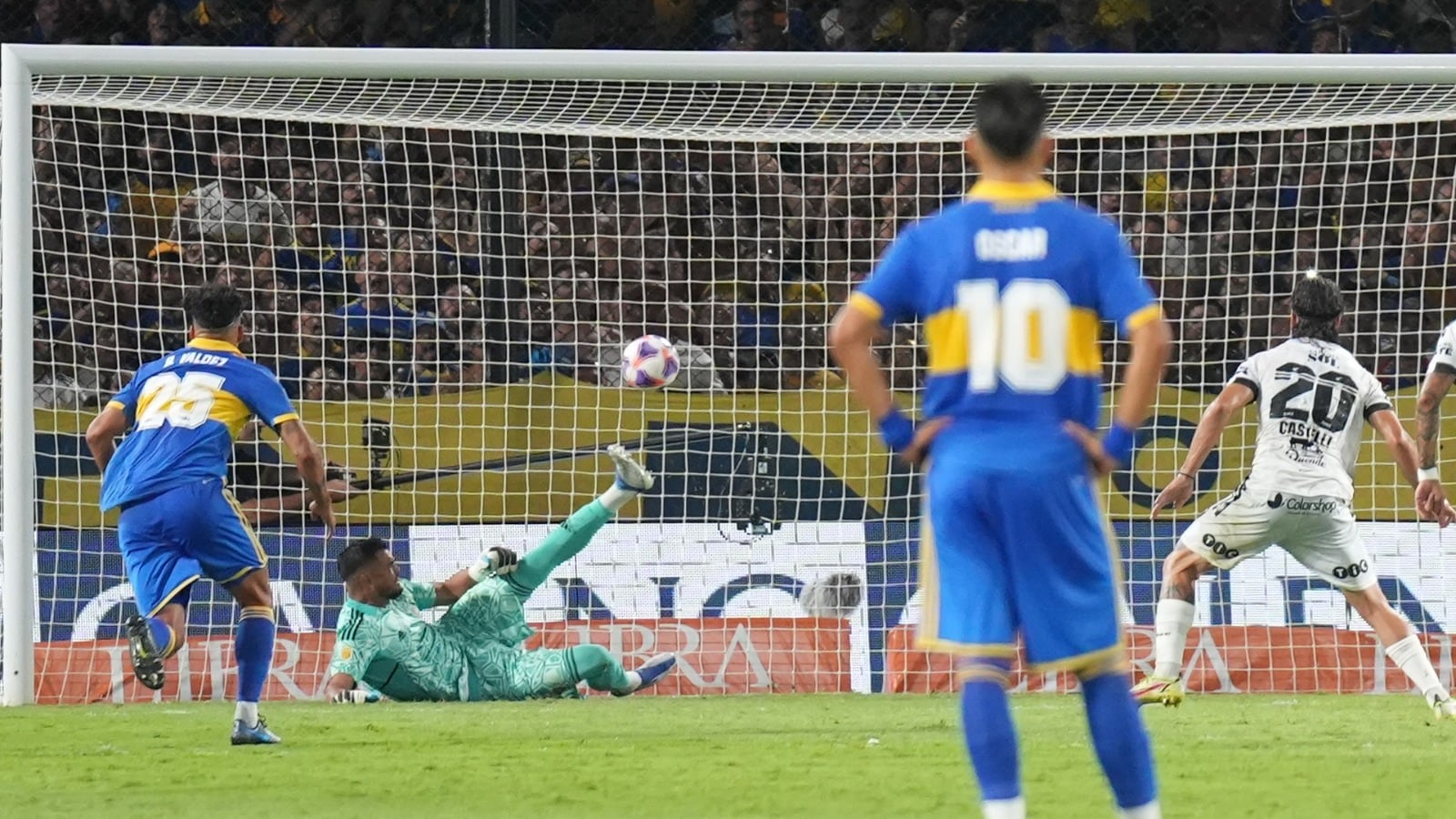 Romero saca con el pie el remate de Castelli.
