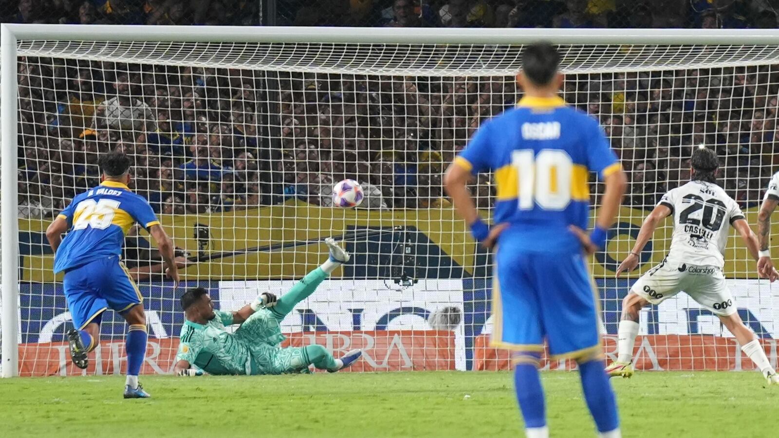 Romero saca con el pie el remate de Castelli.