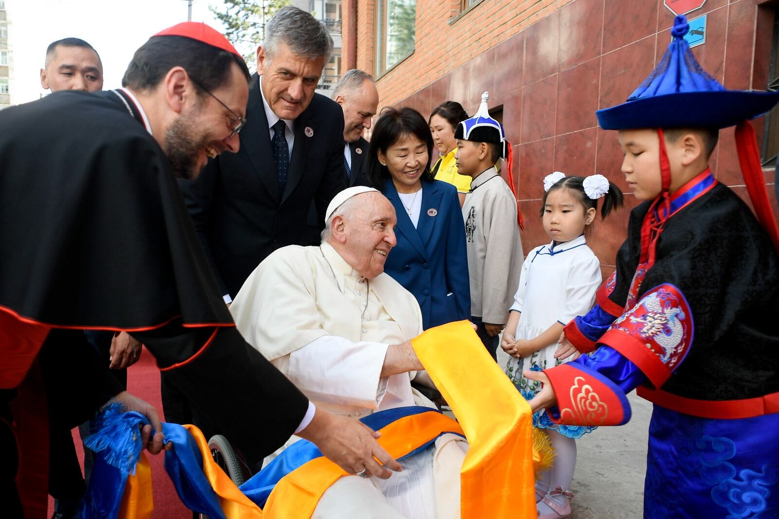 El Papa saluda a niños en la nunciatura de Ulán Bator.