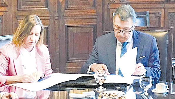 La firma del convenio con Argentina Debate, a mediados de 2018.