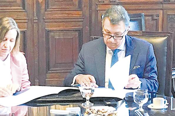La firma del convenio con Argentina Debate, a mediados de 2018.