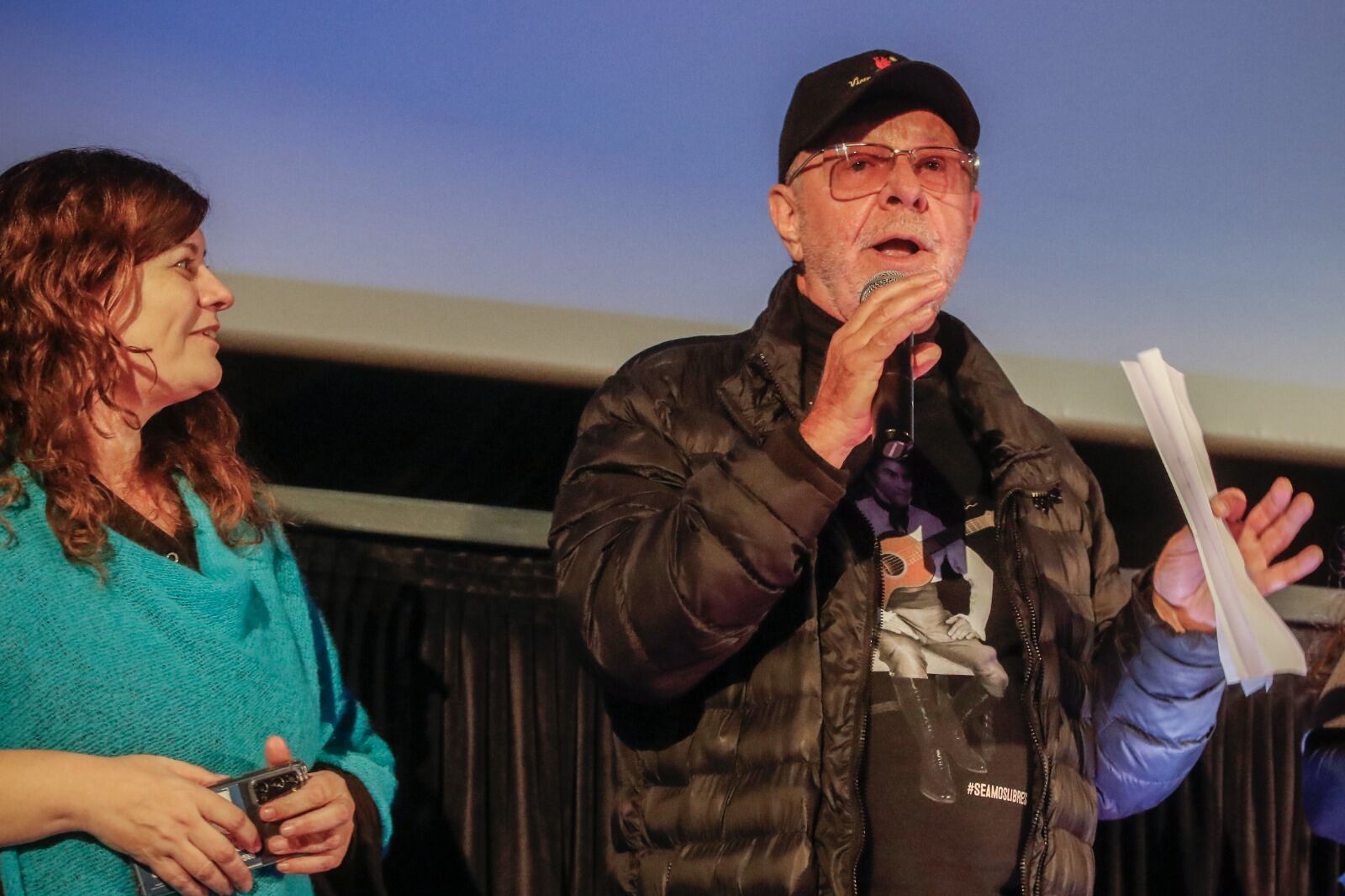 León dio detalles del film y protagonizó un momento de pieles erizadas con "Cinco siglos igual" a capella y con coro de la sala.