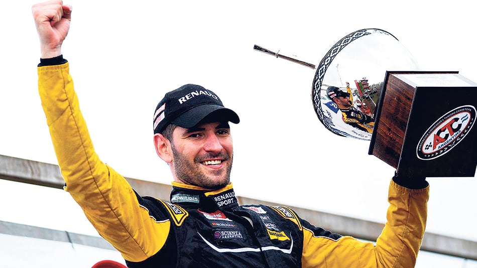 Facundo Ardusso festeja en el podio su quinto triunfo en el TC.