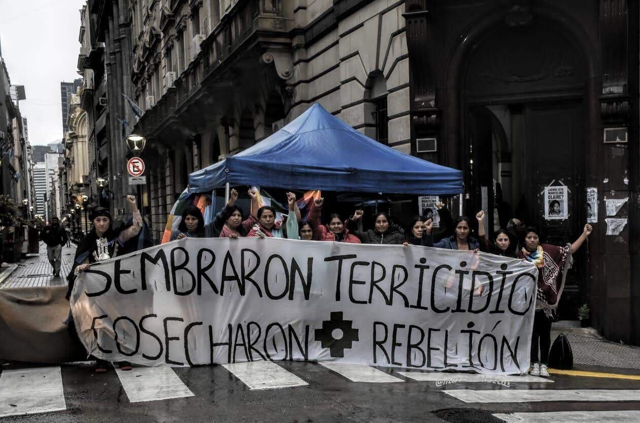 Diez días estuvieron de acampe en el microcentro, bajo la lluvia y el frío, con Moira Millán, mapuche de Chubut, (primera a la izquierda) como una de las voceras
