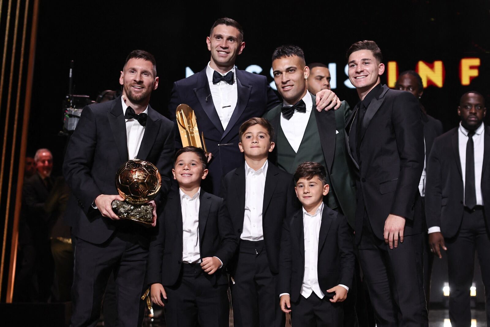 Messi, Dibu, Lautaro y Julián junto a los tres hijos del capitán