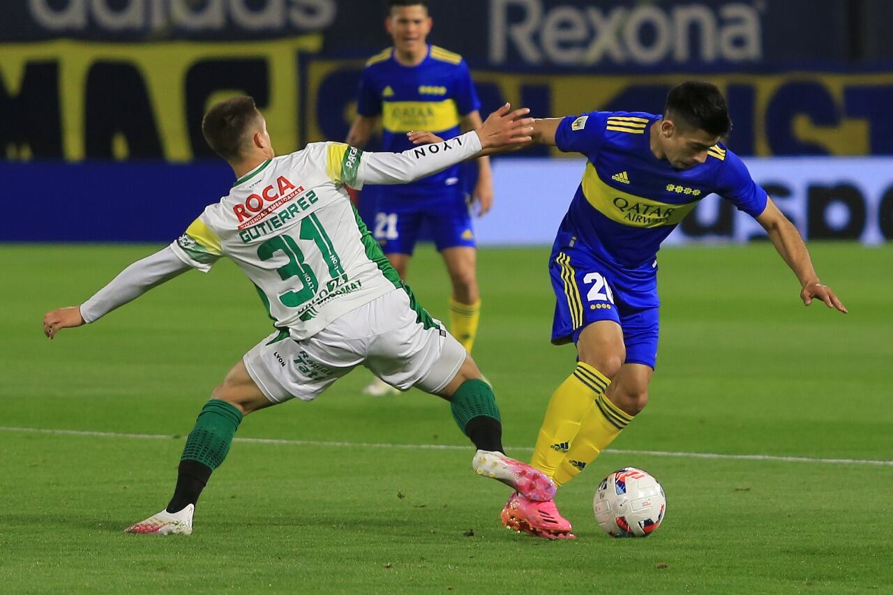 Ramírez y Gutiérrez luchan en la mitad de la cancha