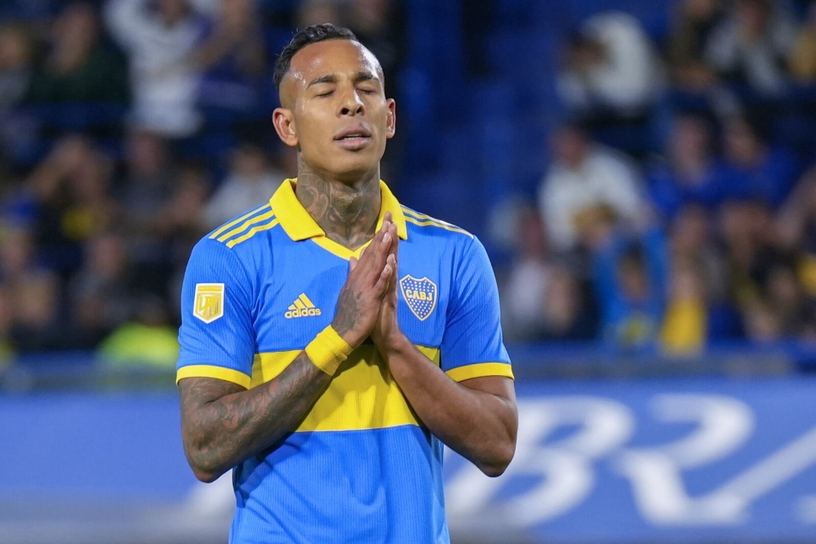 Tras la condena por violencia de género, Sebastián Villa se fue a Colombia