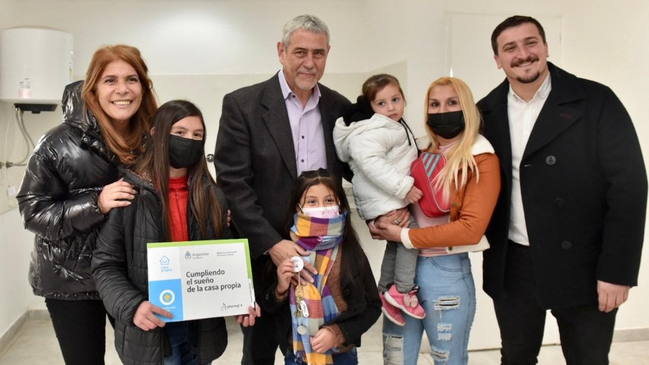 El ministro Jorge Ferraresi durante la entrega de viviendas