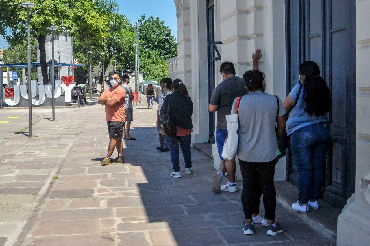 Largas filas para testearse en San Salvador de Jujuy.