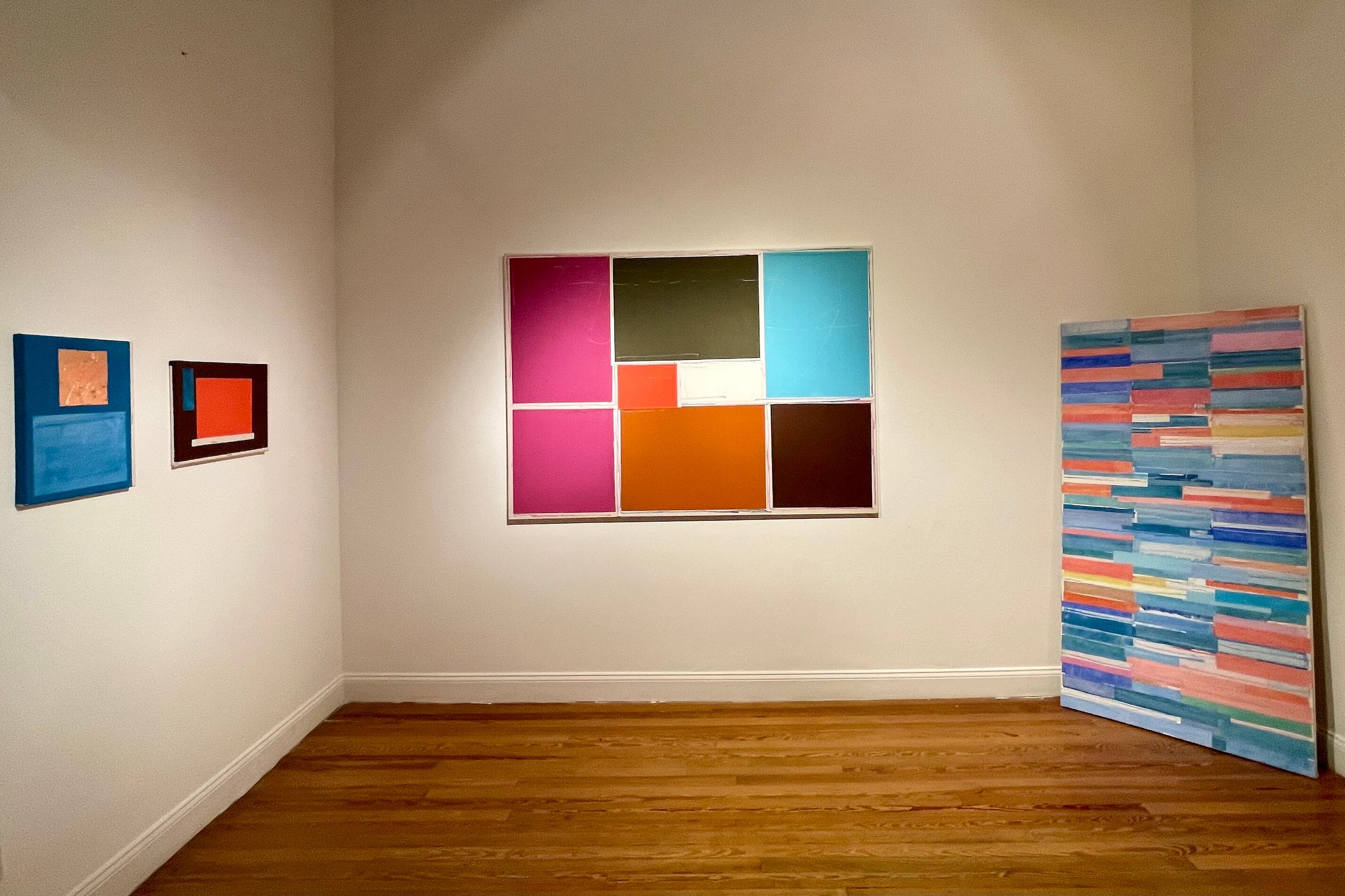 Una de las salas de muestra de Ana Casanova. Abajo: Collage de Ana Casanova.