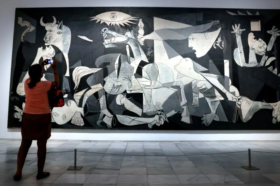 Todos quieren la foto del Guernica.