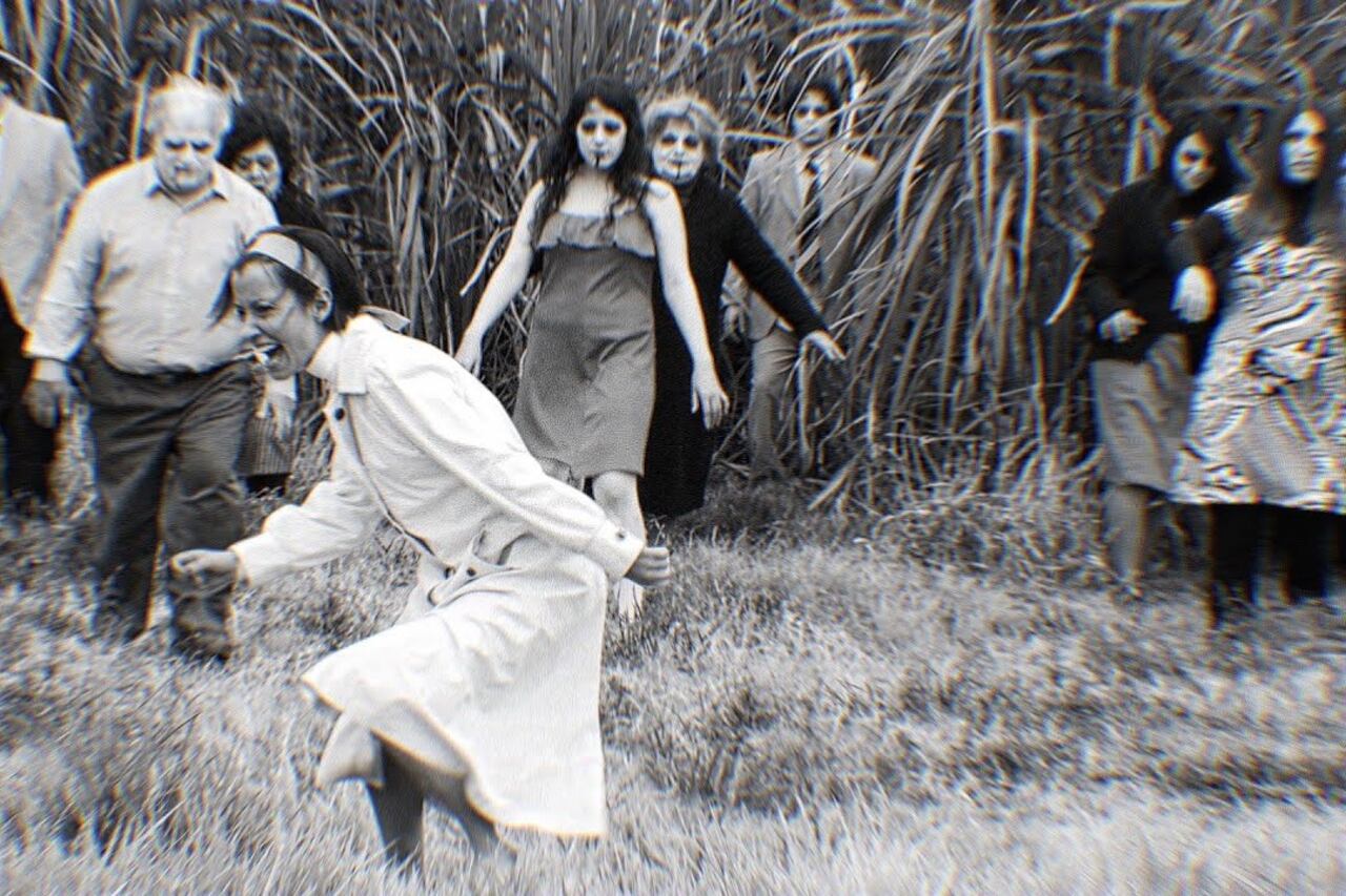 Otro elemento que Schembri maneja con lucidez es la forma en que el relato dialoga con el contexto histórico.