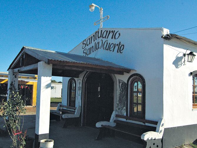 Con reminiscencias de capilla cristiana, el santuario de Solari es puro sincretismo.