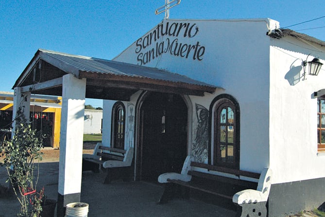 Con reminiscencias de capilla cristiana, el santuario de Solari es puro sincretismo.