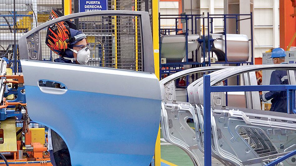 El desequilibrio autopartista exhibe el bajo nivel de ensamblajes de partes locales en los vehículos.