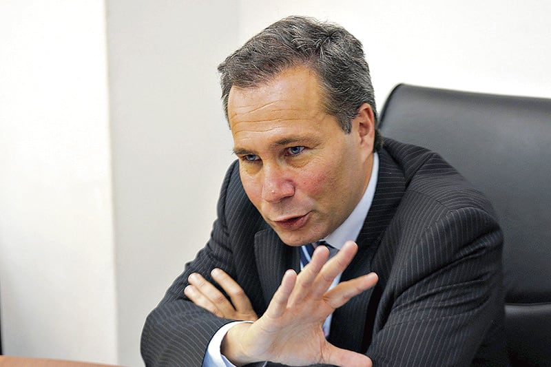 Alberto Nisman trabajó paralelamente en dos textos contradictorios.
