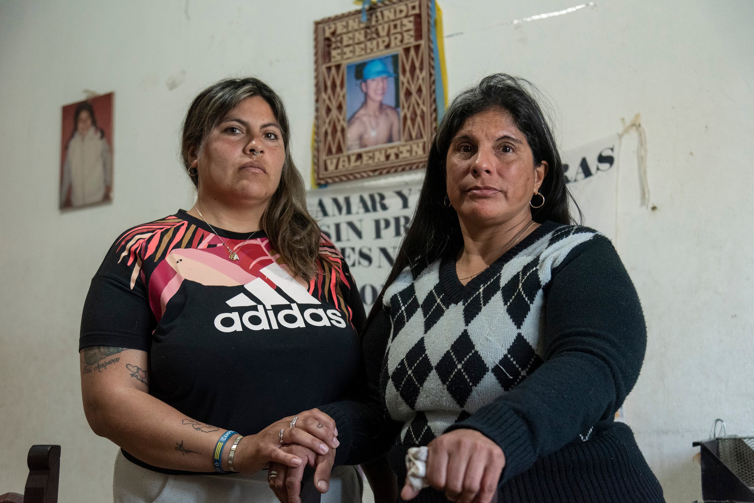 Hermana y madre del chico.