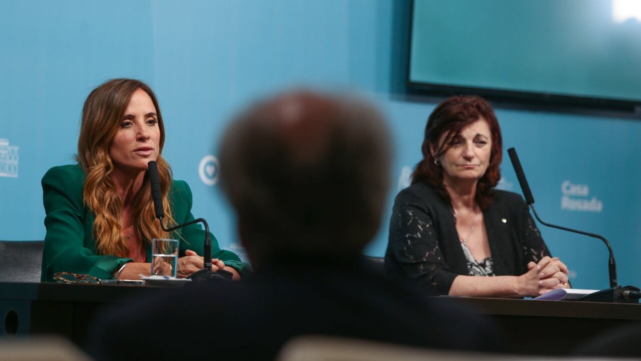 Las ministras Tolosa Paz y Olmos, en el momento del anuncio