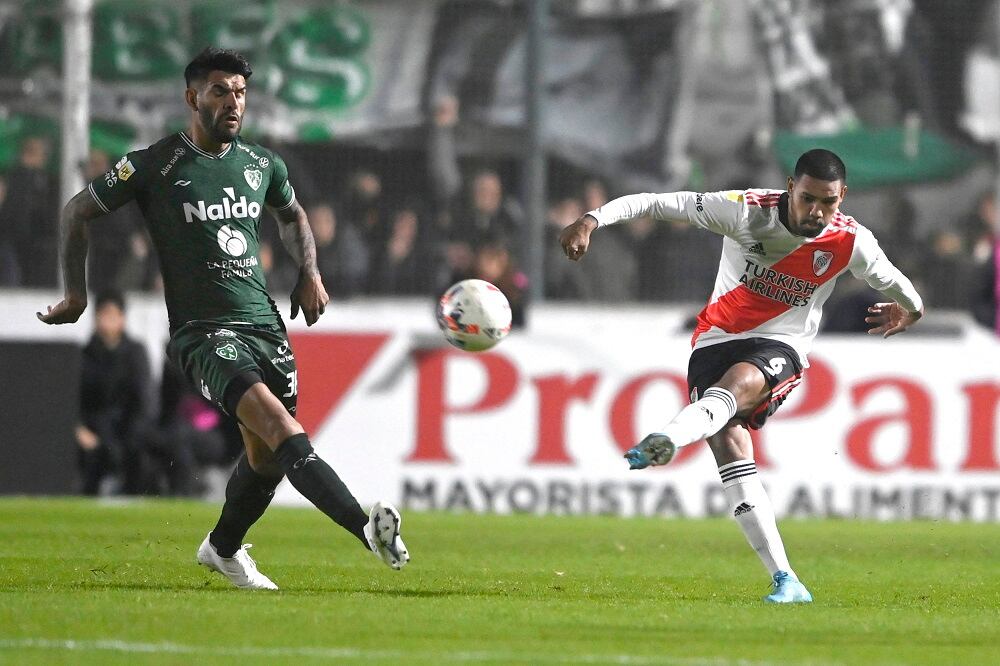 River se aseguró su boleto para cuartos ante Sarmiento, que todavía tiene chances