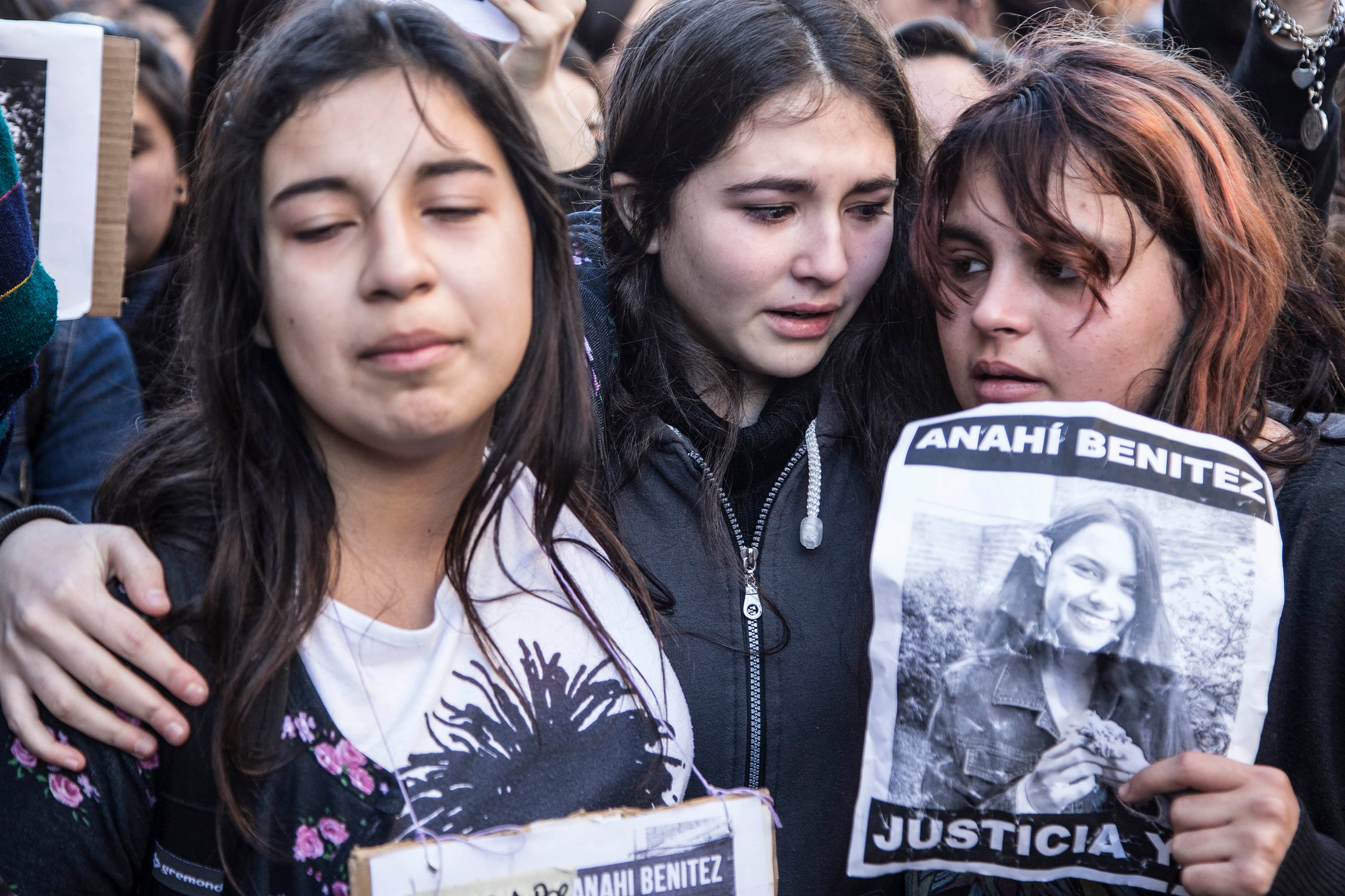 Compañeras de escuela de Anahí Benitez, víctima de femicidio cuando estaba en el último año de la escuela secundaria, en 2017.