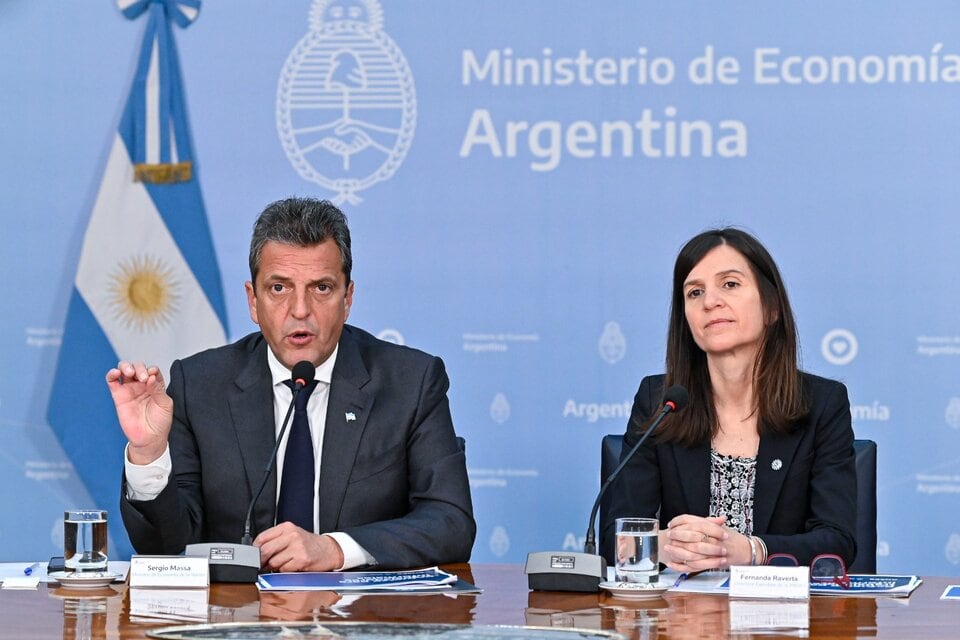 Sergio Massa, ministro de Economía y candidato a presidente, y Fernanda Raverta, directora de ANSES.
