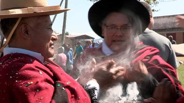 Juan Bautista y Anastacio, hermanos y excombatientes, en ceremonia ancestral. 