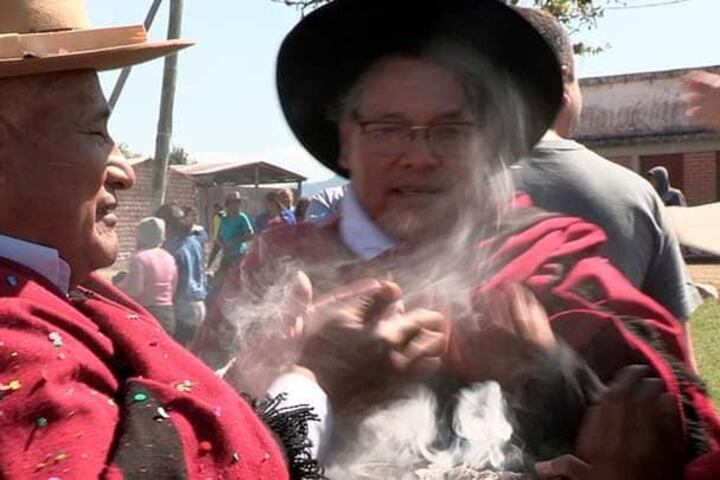 Juan Bautista y Anastacio, hermanos y excombatientes, en ceremonia ancestral.