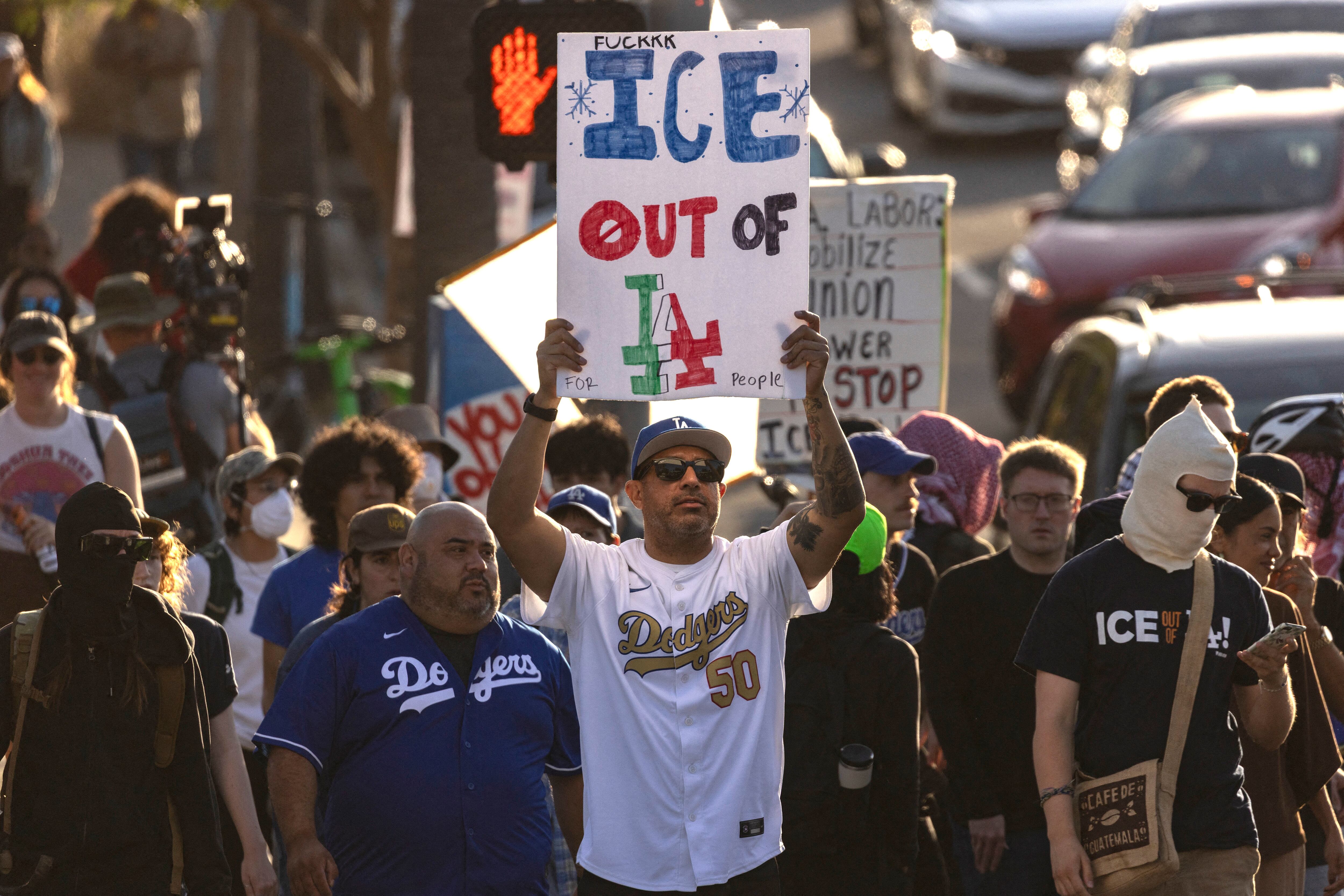 Los aficionados de los Dodgers protestan contra el ICE