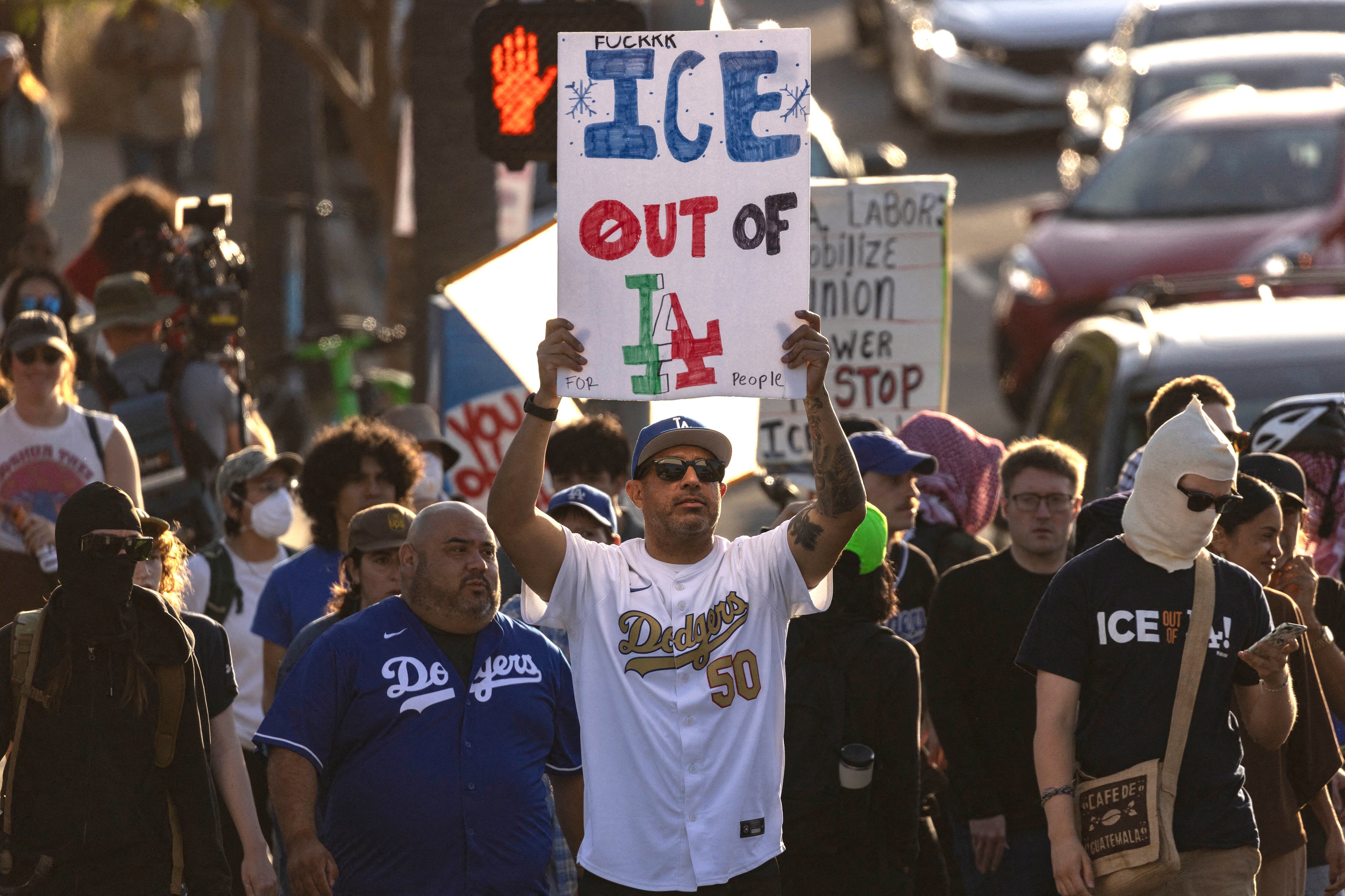 Los aficionados de los Dodgers protestan contra el ICE